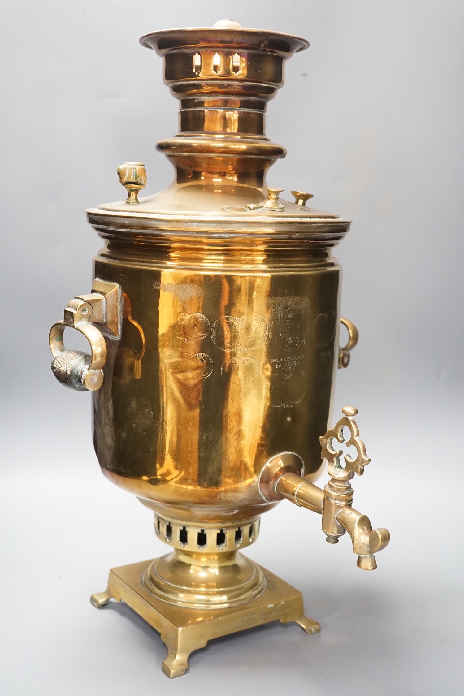 A Russian brass samovar, c.1900 (a.f.) 54cm